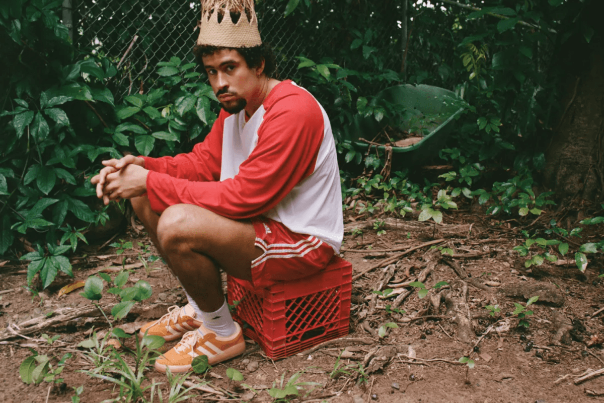 Bad Bunny gespot in een nieuwe colorway van de adidas Gazelle Indoor